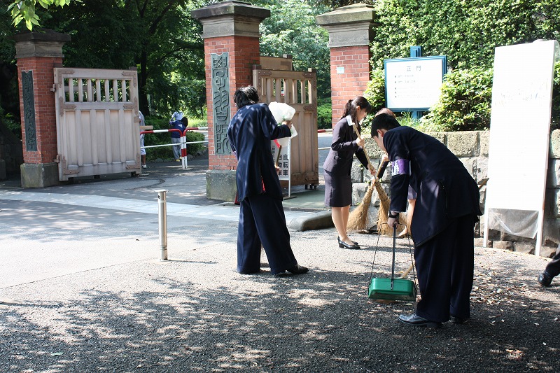 正門付近での清掃の様子