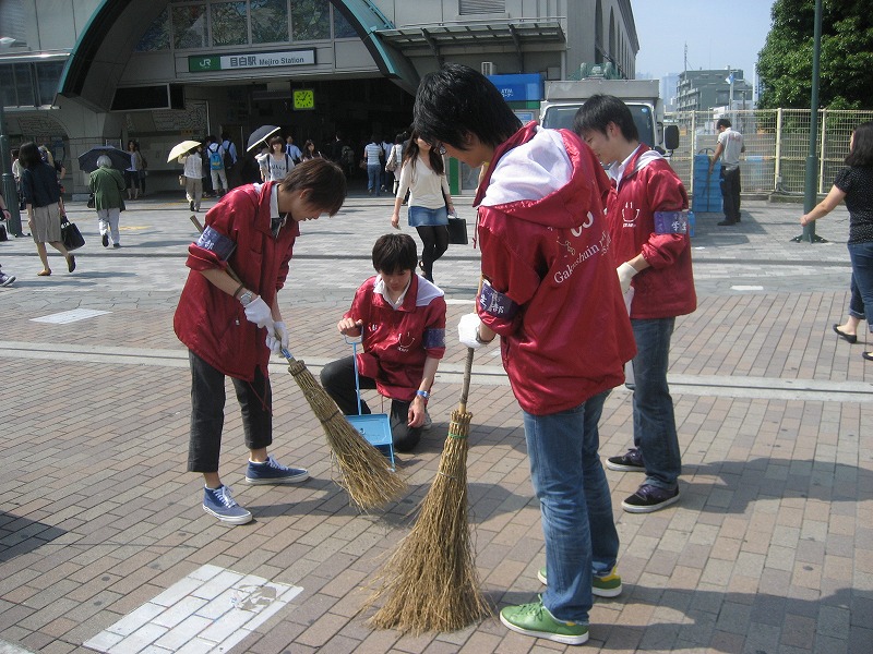 目白駅前での清掃の様子