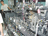 写真：平野研 実験室（レーザー冷却装置）