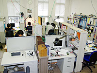 写真：平野研 学生研究室（学生1人に1台の専用机）