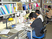 写真：秋山研 学生研究室（学生1人に1台の専用机）